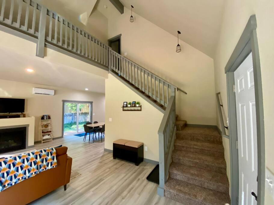 New Modern Cabin! 5Mi To Mt Rainier National Park! Hot Tub & Wifi Эшфорд Экстерьер фото