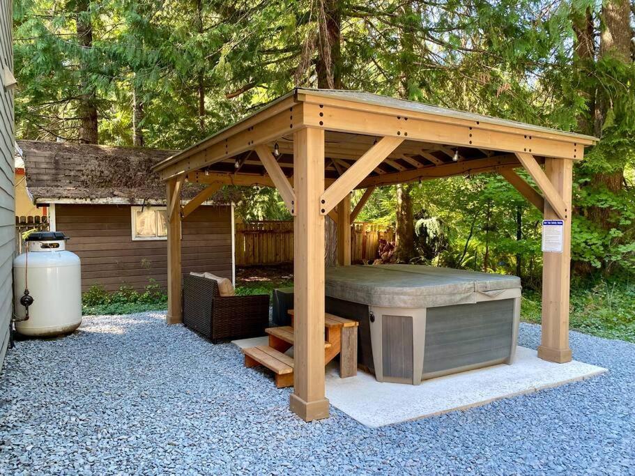 New Modern Cabin! 5Mi To Mt Rainier National Park! Hot Tub & Wifi Эшфорд Экстерьер фото