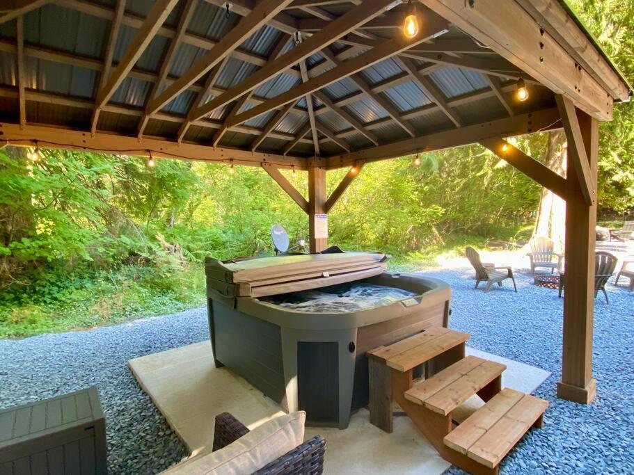 New Modern Cabin! 5Mi To Mt Rainier National Park! Hot Tub & Wifi Эшфорд Экстерьер фото